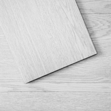 Lipnios vinilo grindų plytelės, 36x6 colių, šviesiai pilkos medienos tekstūros, 2,5 mm storio