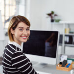 junge frau arbeitet in einem modernen, hellen büro