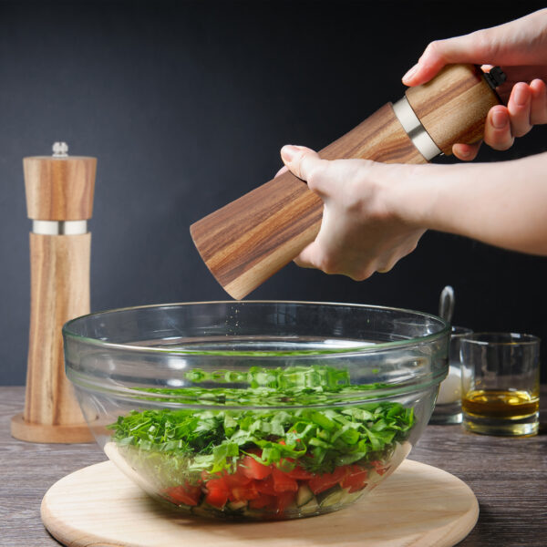 Adding pepper to salad
